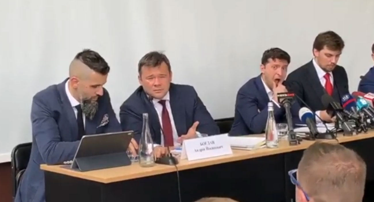 У мережі звернули увагу на дивну поведінку Зеленського під час візиту в Ужгород Дивна поведінка Володимира Зеленського в Ужгороді: відео