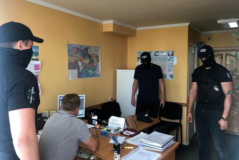 У офісі закарпатського чиновника проводять обшуки: його викрили на хабарі Закарпатського чиновника затримали на хабарі