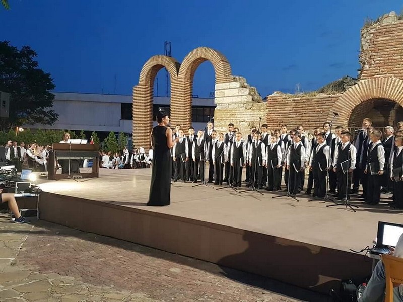 Мукачівський хор хлопчиків та юнаків виступав на фестивалі у Болгарії Мукачівський хор хлопчиків та юнаків виступав на Міжнародному мистецькому фестивалі у Болгарії