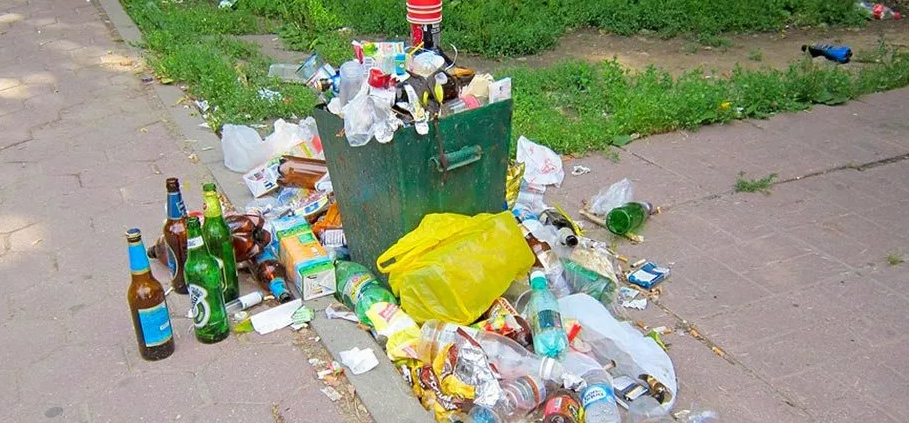 Депутати пропонують більше штрафувати людей, які викидають сміття з вікон будинків, автомобілів та поїздів В Україні хочуть ввести нові штрафи за сміття