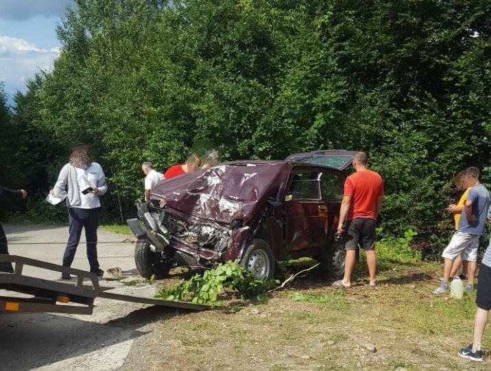 Сталася смертельна ДТП. Загинуло двоє людей У селі Велятино Хустського району сталася смертельна аварія. Загинув водій і пасажир Ниви