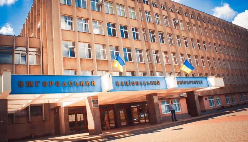 Абітурієнти подали понад 1000 заяв на вступ в УжНУ у перший день прийому документів Абітурієнти подали понад 1000 заяв на вступ в УжНУ у перший день прийому документів