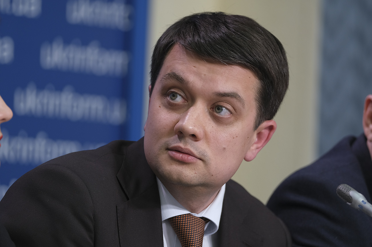 "Слуга народу" "зливає" округи? Коментар глави партії "Слуга народу" "зливає" округи? Коментар глави партії