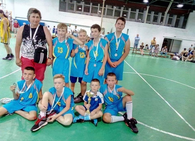 Мукачівські баскетболісти привезли срібло з Угорщини Мукачівські баскетболісти привезли срібло з Міжнародного турніру, який проходив в Угорщині