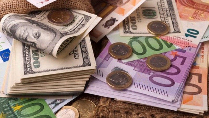 Курс валют на початку тижня: євро і долар подешевшали Курс валют 15 липня: євро і долар подешевшали