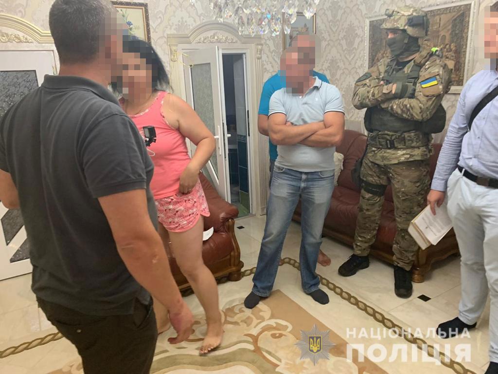 Поліція Закарпаття викрила групу осіб в організації схеми підкупу виборців Поліція Закарпаття викрила групу осіб в організації схеми підкупу виборців