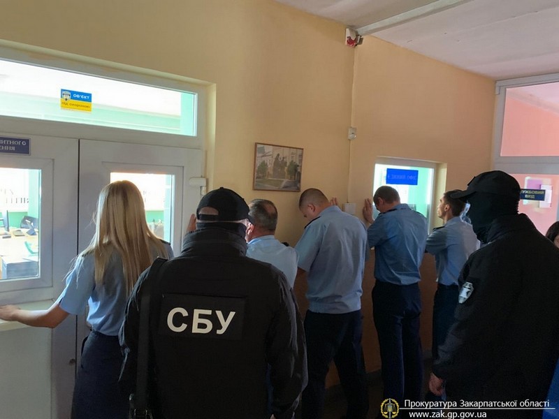 Закарпатських митників викрили на масштабних зловживаннях Закарпатських митників викрили на масштабних зловживаннях