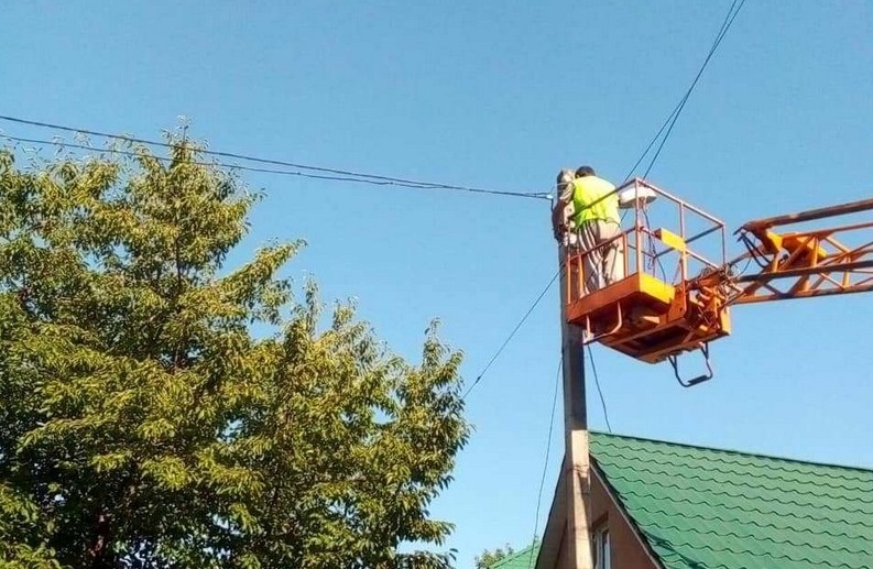 На вулицях Мукачева встановлюють лед-світильники На вулицях Мукачева встановлюють лед-світильники