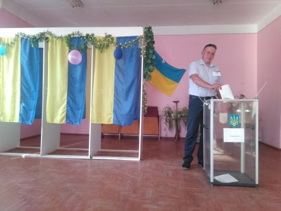 Вчора наречені укладали тут шлюб: у Новоселиці виборча дільниця оздоблена весільною атрибутикою Вчора наречені укладали тут шлюб: у Новоселиці виборча дільниця оздоблена весільною атрибутикою