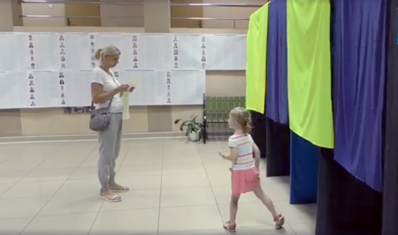 На виборчих дільницях Закарпаття рахують голоси На виборчих дільницях Закарпаття рахують голоси