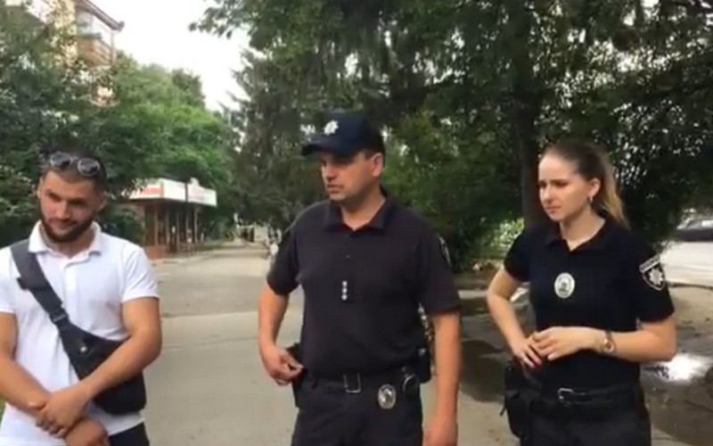 Конфлікт в Ужгороді: соцмережі вибухнули коментарями Конфлікт в Ужгороді на проспекті Свободи: соцмережі вибухнули коментарями через дії закарпатських поліцейських