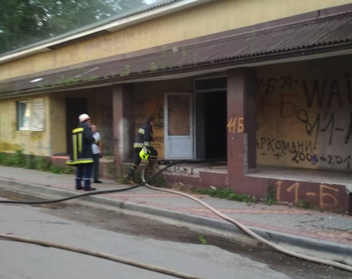 Рятувальники гасили пожежу в приміщенні колишнього кафе Рятувальники гасили пожежу в приміщенні колишнього кафе