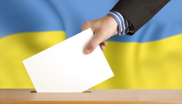 Чоловікові, який намагався винести бюлетень з дільниці, "світить" в’язниця Чоловікові, який намагався винести бюлетень з дільниці, "світить" в’язниця