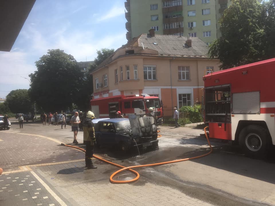 Небезпечна пригода в Ужгороді: посеред міста горів автомобіль В центрі Ужгорода горів автомобіль, обладнаний ГБО