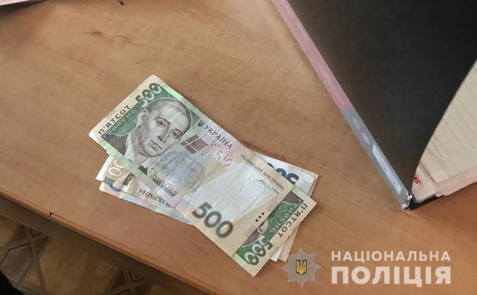 На Перечинщині іноземець намагався дати хабар поліцейському На Перечинщині іноземець намагався дати хабар поліцейському у розмірі 2 тисячі гривень