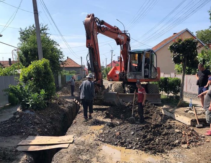 На одній із вулиць Мукачева встановлюють водопровід На одній із вулиць Мукачева встановлюють водопровід