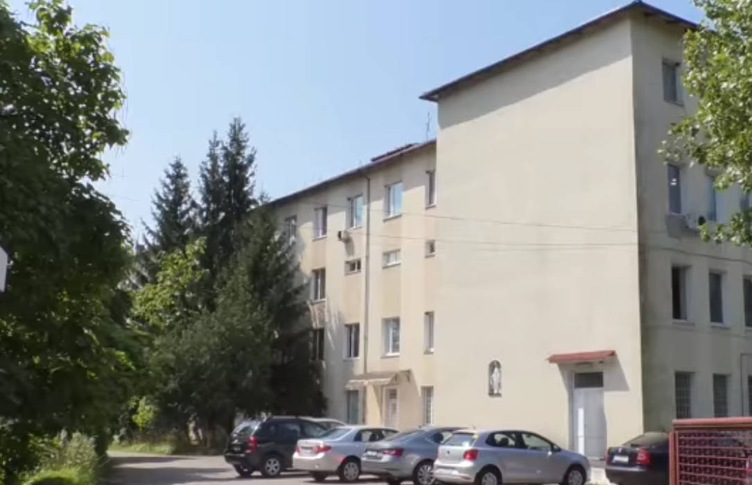 В Ужгороді з вікна 4-го поверху онкодиспансеру випав пацієнт В Ужгороді з вікна 4-го поверху онкодиспансеру випав пацієнт