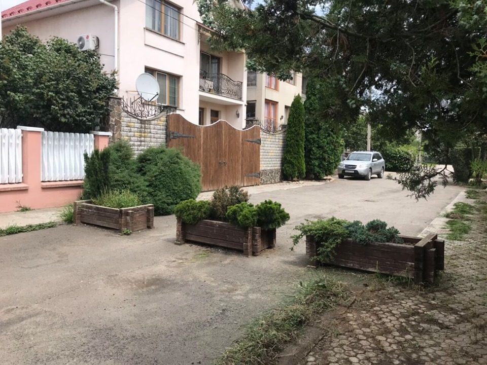 В Ужгороді демонтували дерев’яні клумби, які перекрили проїзд на одній із вулиць В Ужгороді демонтували дерев’яні клумби, які перекрили проїзд на одній із вулиць