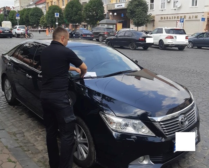 Фотографують порушення, заповнюють бланк, залишають під "двірниками": як у Мукачеві штрафують водіїв без їх присутності Фотографують порушення, заповнюють бланк, залишають під "двірниками": як у Мукачеві штрафують водіїв без їх присутності