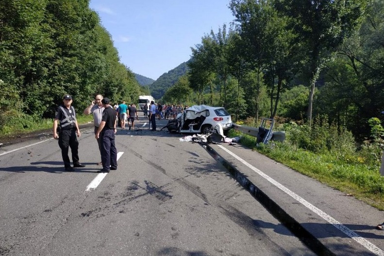 У моторошній аварії загинула сім’я, яка їхала на весілля до родичів У моторошній аварії на Закарпатті загинула сім’я із Тернопільщини, яка їхала на весілля до родичів