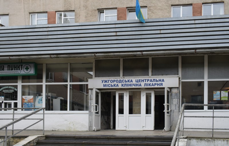 Лікарі розповіли про стан хлопця, якого поранили ножем в Ужгороді Лікарі розповіли про стан хлопця, якого поранили ножем в Ужгороді