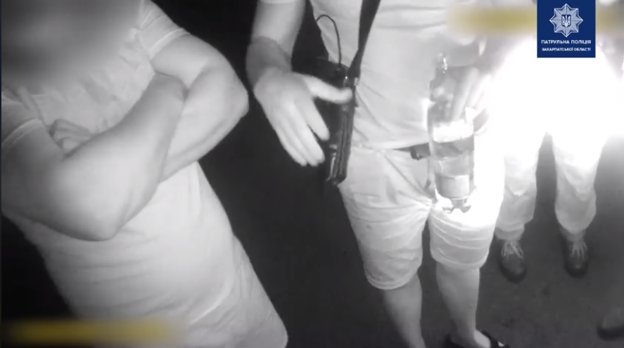 В Мукачеві п’яний водій намагався втекти від патрульних пішки, але не втримався на ногах В Мукачеві п’яний водій намагався втекти від патрульних пішки, але не втримався на ногах