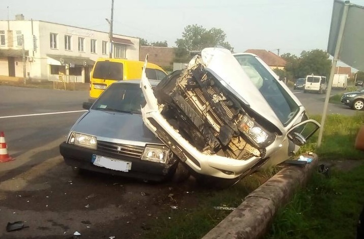 Аварія у Ракошині: лікарі розповіли про стан постраждалого водія Аварія у Ракошині: лікарі розповіли про стан постраждалого водія