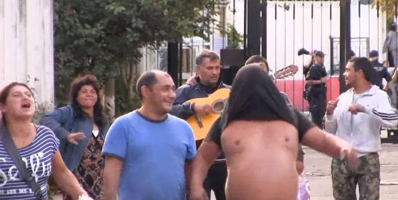 Банда ромів із Закарпаття "захопила" вокзал. Поліція нічого не може вдіяти Банда ромів із Закарпаття "захопила" вокзал. Поліція нічого не може вдіяти