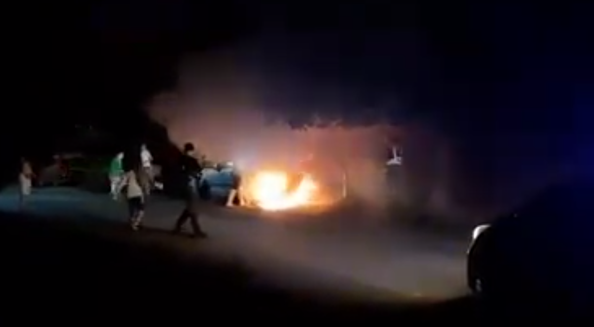 По опівночі в Ужгороді горів автомобіль: відео з місця події По опівночі в Ужгороді горів автомобіль: відео з місця події