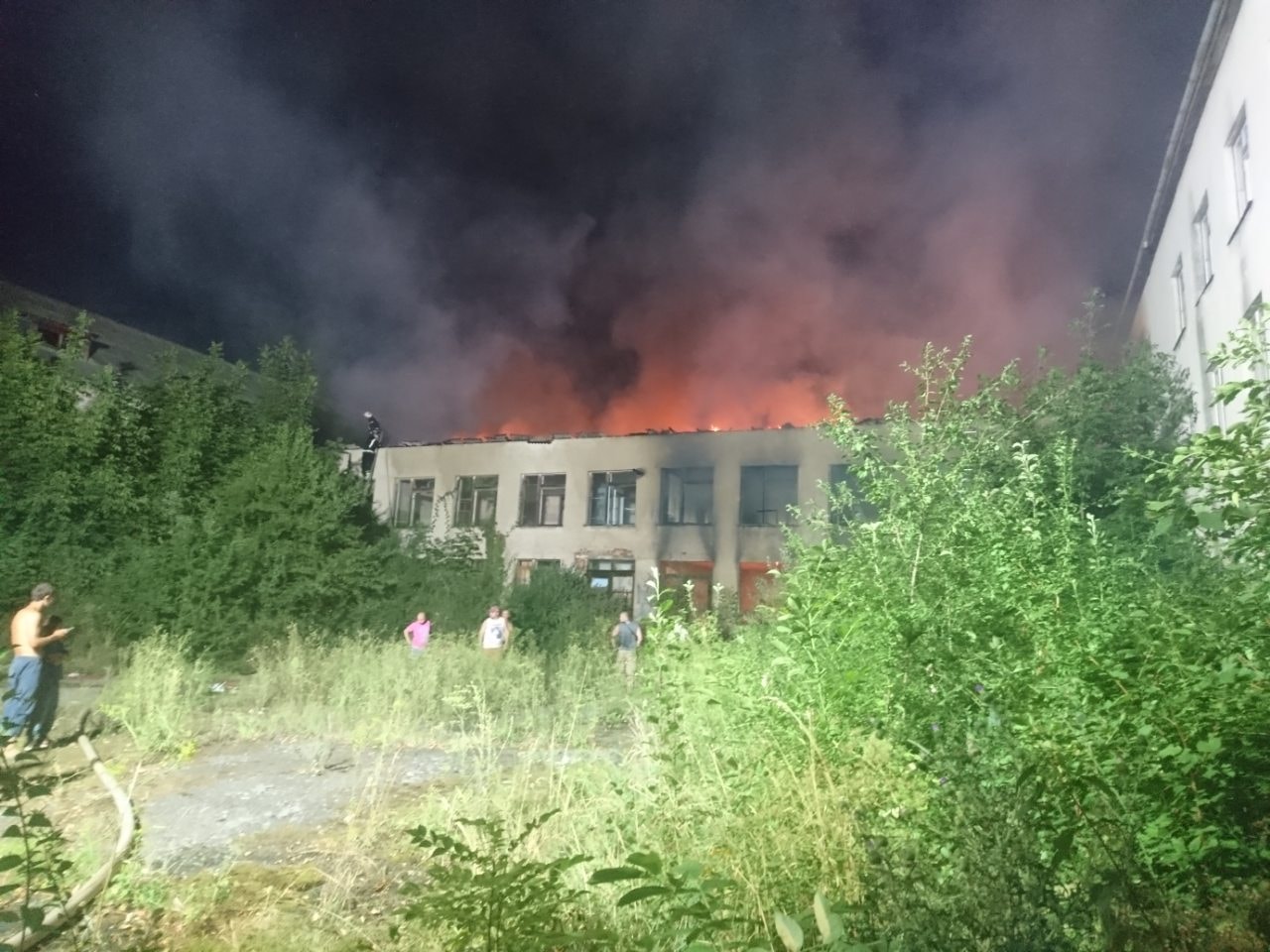 Масштабна пожежа у Берегові: фото з місця події Масштабна пожежа у Берегові: фото з місця події