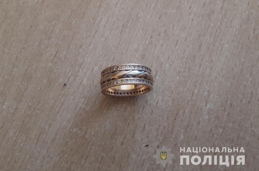 Хлопець схопив колишню дівчину за руку, стяг із пальця золоту каблучку і втік Хлопець схопив колишню дівчину за руку, стяг із пальця золоту каблучку і втік