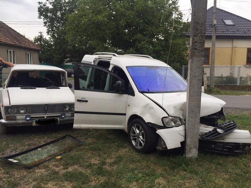 У Мукачеві зіткнулись два авто. Постраждало троє людей У Мукачеві зіткнулись два авто. Постраждало троє людей