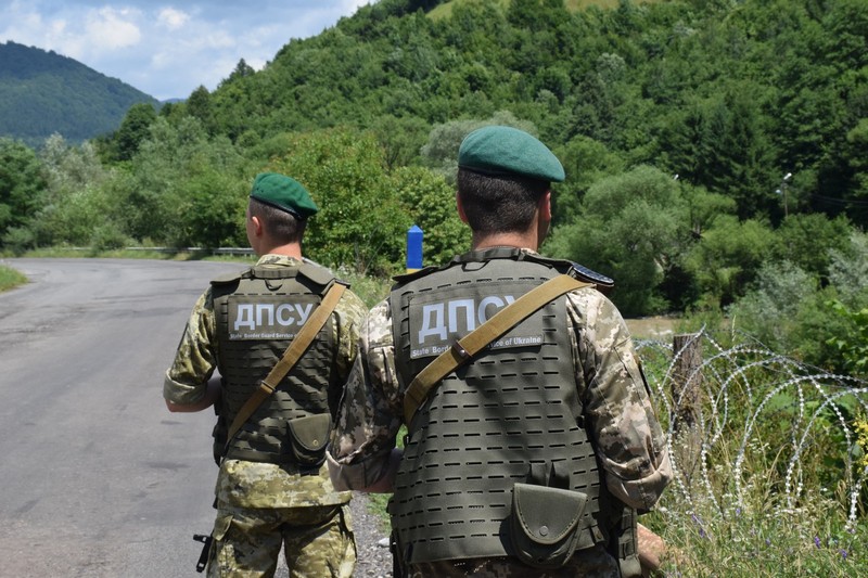 Двоє мешканців Мукачівщини переправляли нелегалів через кордон Двоє мешканців Мукачівщини переправляли нелегалів через кордон
