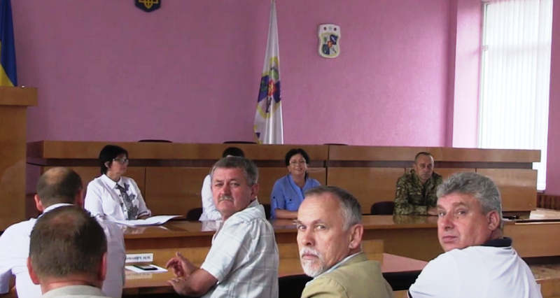 Журналіста одного із видань не впустили на нараду, на якій йшлося про вивезення сміття на Виноградівщині Журналіста одного із видань не впустили на нараду, на якій йшлося про вивезення сміття на Виноградівщині