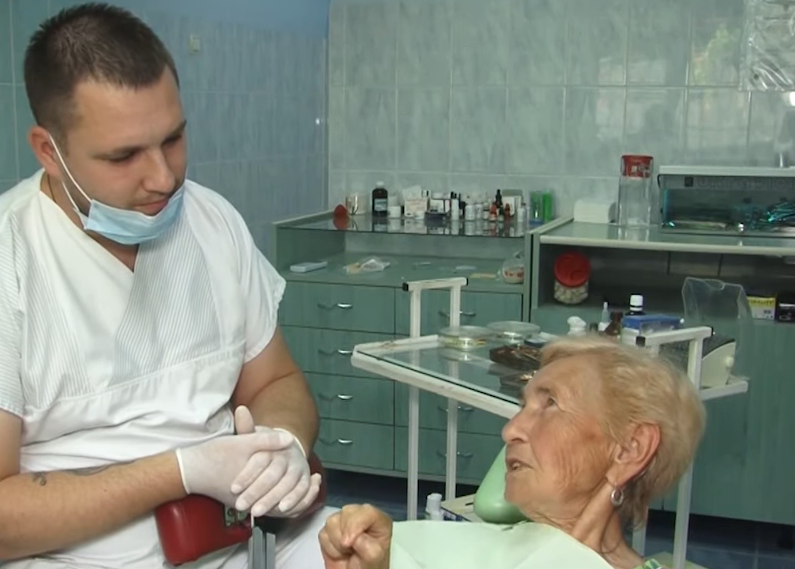 Лікар-стоматолог влаштував неймовірну акцію. Закарпатці в захваті Лікар-стоматолог влаштував неймовірну акцію. Закарпатці в захваті