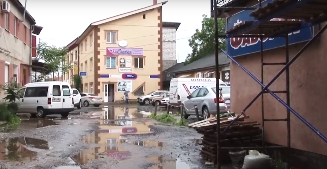 На одному з подвір’їв у центральній частині міста під час дощу утворються калюжі та бігають щурі На одному з подвір’їв у центральній частині міста під час дощу утворються калюжі та бігають щурі