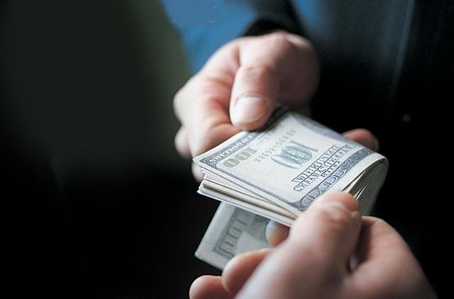 У Зеленського пропонують платити людям за повідомлення про корупцію У Зеленського пропонують платити людям за повідомлення про корупцію