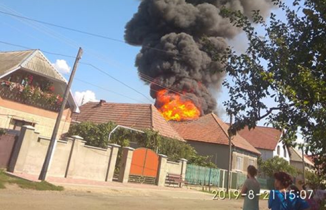 У селі на Мукачівщині велика пожежа: горять два будинки У селі на Мукачівщині велика пожежа: горять два будинки