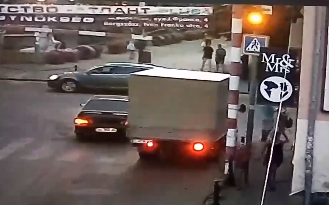 Мер міста оприлюднив відео як автівка пошкодила світлофор і звернувся до людей Мер міста оприлюднив відео як автівка пошкодила світлофор і звернувся до людей