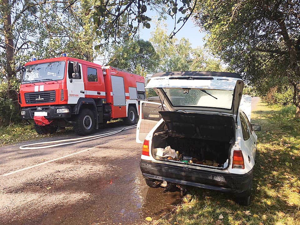 На Перечинщині рятувальники гасили палаючий автомобіль На Перечинщині рятувальники гасили палаючий автомобіль