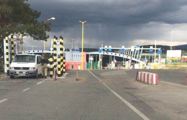 Довжелезні черги спостерігаються на кордонах з Угорщиною і Словаччиною Довжелезні черги спостерігаються на кордонах з Угорщиною і Словаччиною
