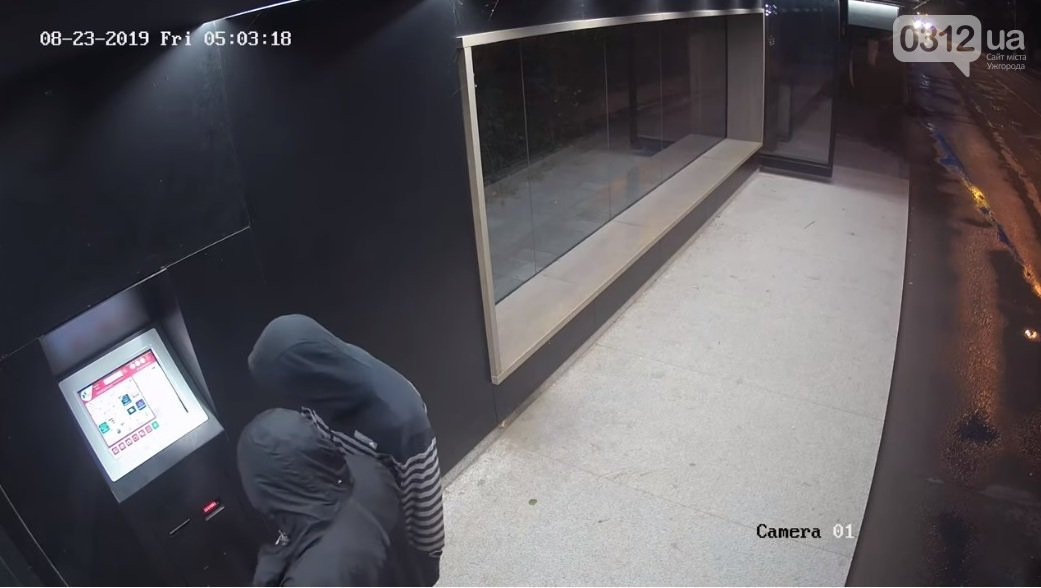 Камери записали відео, як двоє чоловіків намагались пограбувати термінал Камери записали відео, як двоє чоловіків намагались пограбувати термінал