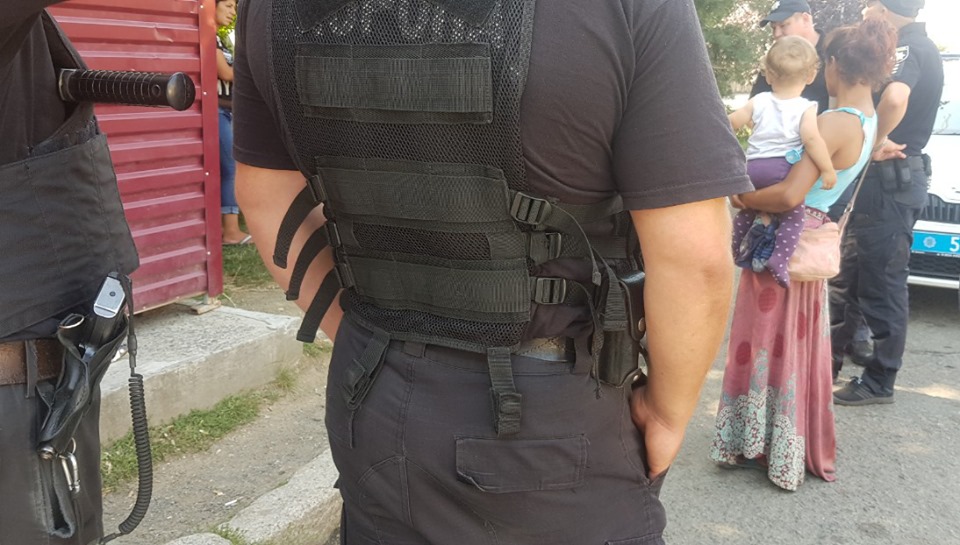 Група ромів обікрала супермаркет, – соцмережі Група ромів обікрала супермаркет, – соцмережі