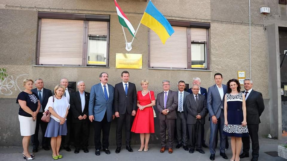 Президент Зеленський нагородив мільярдера із Закарпаття Президент Зеленський нагородив мільярдера із Закарпаття Алекса Ровта