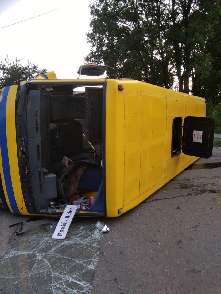 Автобус "Рахів-Ясіня" внаслідок ДТП перекинувся на бік: є постраждалі Автобус "Рахів-Ясіня" внаслідок ДТП перекинувся на бік: є постраждалі