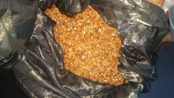 На кордоні з Угорщиною закарпатські митники вилучили у киянина 7 кг бурштину На кордоні з Угорщиною закарпатські митники вилучили у киянина 7 кг бурштину