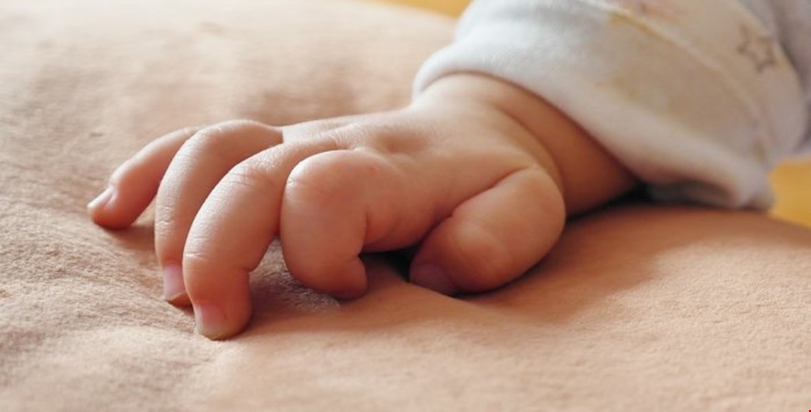 Дівчинку з Мукачева, чия мати померла після пологів, влаштували до будинку дитини Дівчинку з Мукачева, чия мати померла після пологів, влаштували до будинку дитини
