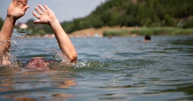 Люди витягли з річки тіло потопельника Люди витягли з річки тіло потопельника