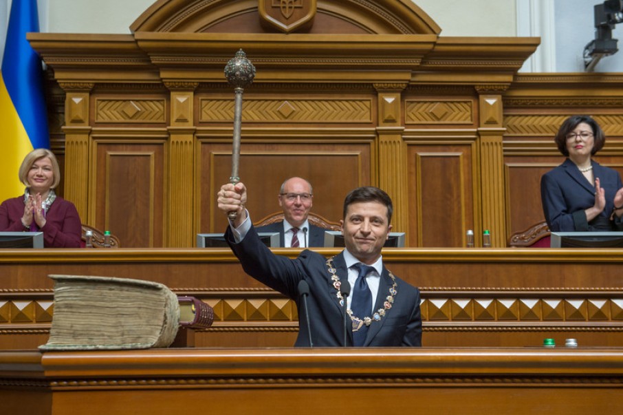 Зеленський вніс у Раду законопроект про відстрочку штрафів за нерозмитнені євробляхи Зеленський вніс у Раду законопроект про відстрочку штрафів за нерозмитнені євробляхи