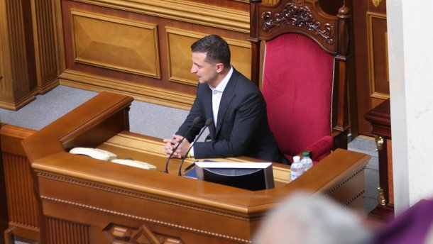 Зеленський зірвався на депутатів та гупнув руками об стіл Зеленський зірвався на депутатів та гупнув руками об стіл